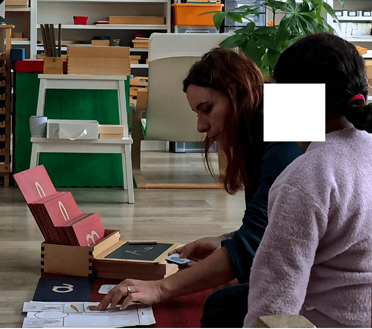 Découverte des sons et des lettres avec le matériel Montessori – Les Apprentis Montessori à Saint-Quentin-Fallavier Atelier de phonologie Montessori – apprentissage des sons et des lettres rugueuses | Les Apprentis Montessori