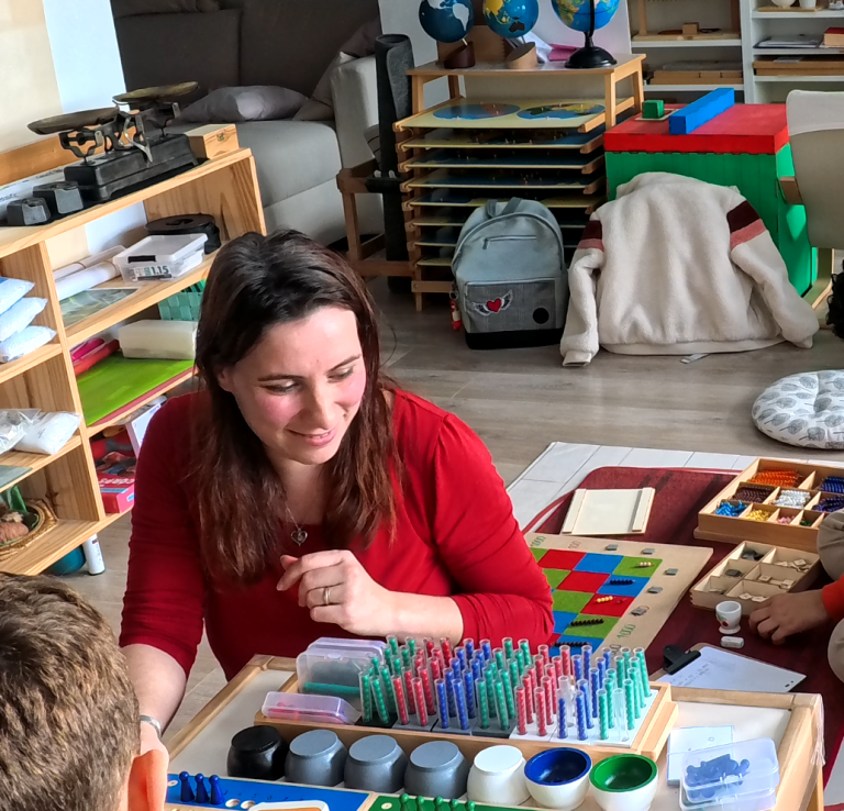 Atelier de mathématiques Montessori Atelier de mathématiques Montessori à Saint-Quentin-Fallavier – Division et multiplication concrètes | Les Apprentis Montessori